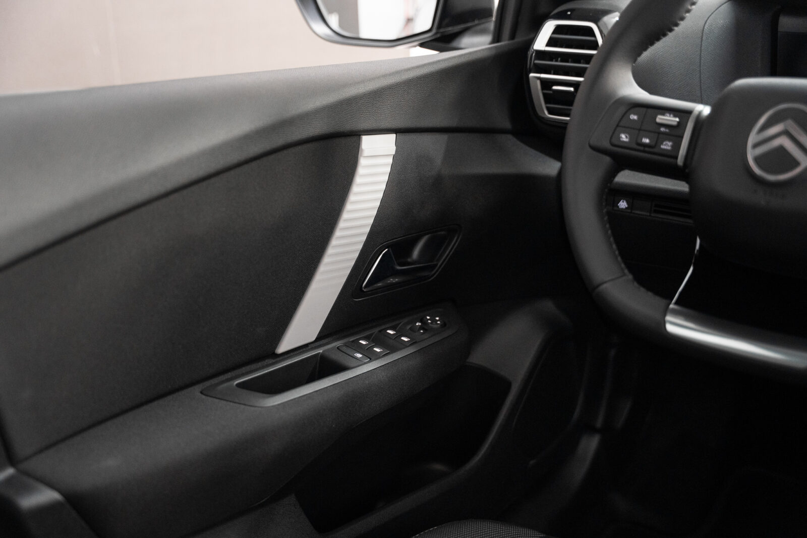 citroen-c4-1-2-hybrid-plus-145cv-co2-stand-carros-automovel-comprar-pataias-14