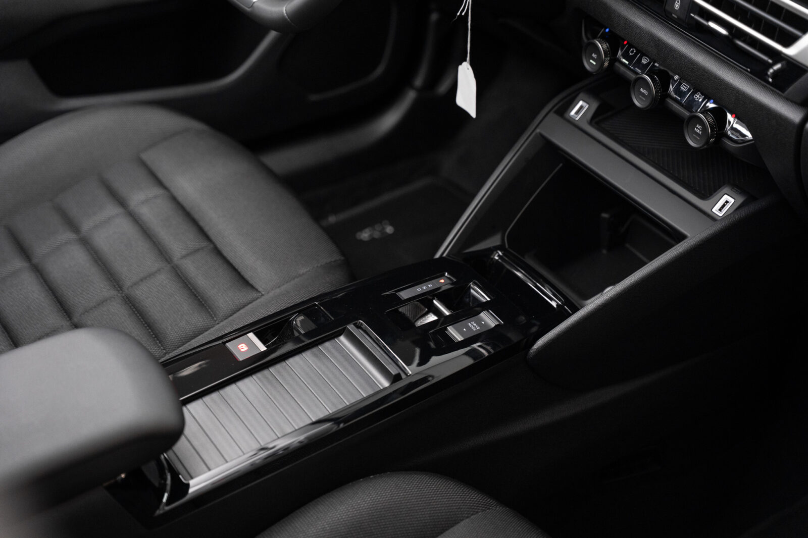 citroen-c4-1-2-hybrid-plus-145cv-co2-stand-carros-automovel-comprar-pataias-18