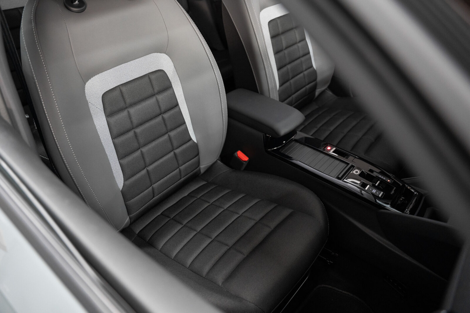 citroen-c4-1-2-hybrid-plus-145cv-co2-stand-carros-automovel-comprar-pataias-21