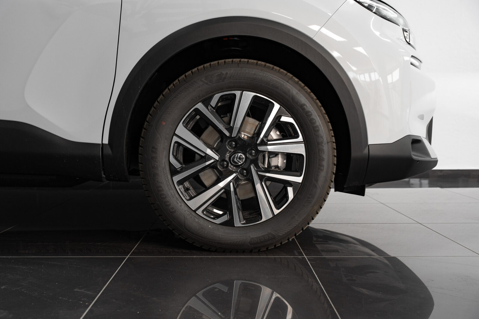 citroen-c4-1-2-hybrid-plus-145cv-co2-stand-carros-automovel-comprar-pataias-4