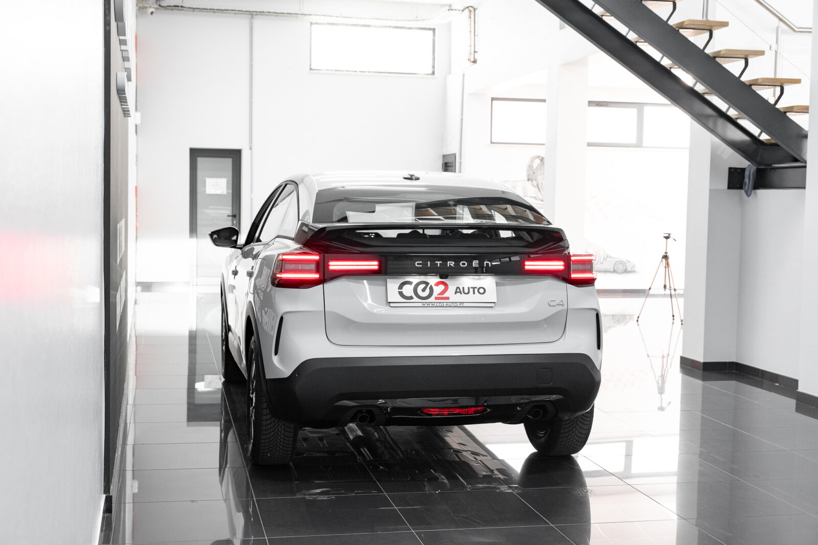 citroen-c4-1-2-hybrid-plus-145cv-co2-stand-carros-automovel-comprar-pataias-6