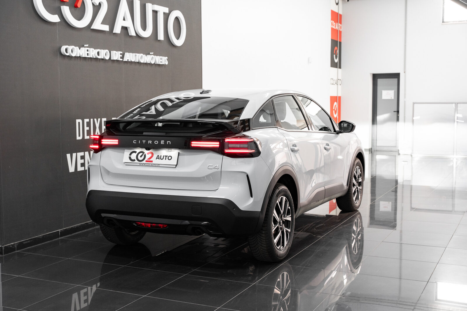 citroen-c4-1-2-hybrid-plus-145cv-co2-stand-carros-automovel-comprar-pataias-7