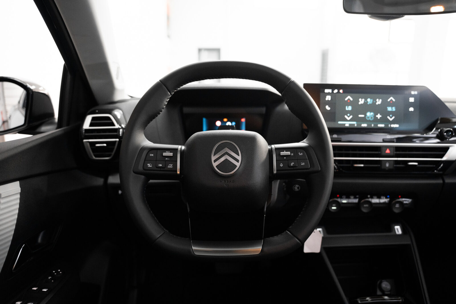 citroen-c4-1-2-hybrid-plus-145cv-co2-stand-carros-automovel-comprar-pataias-9