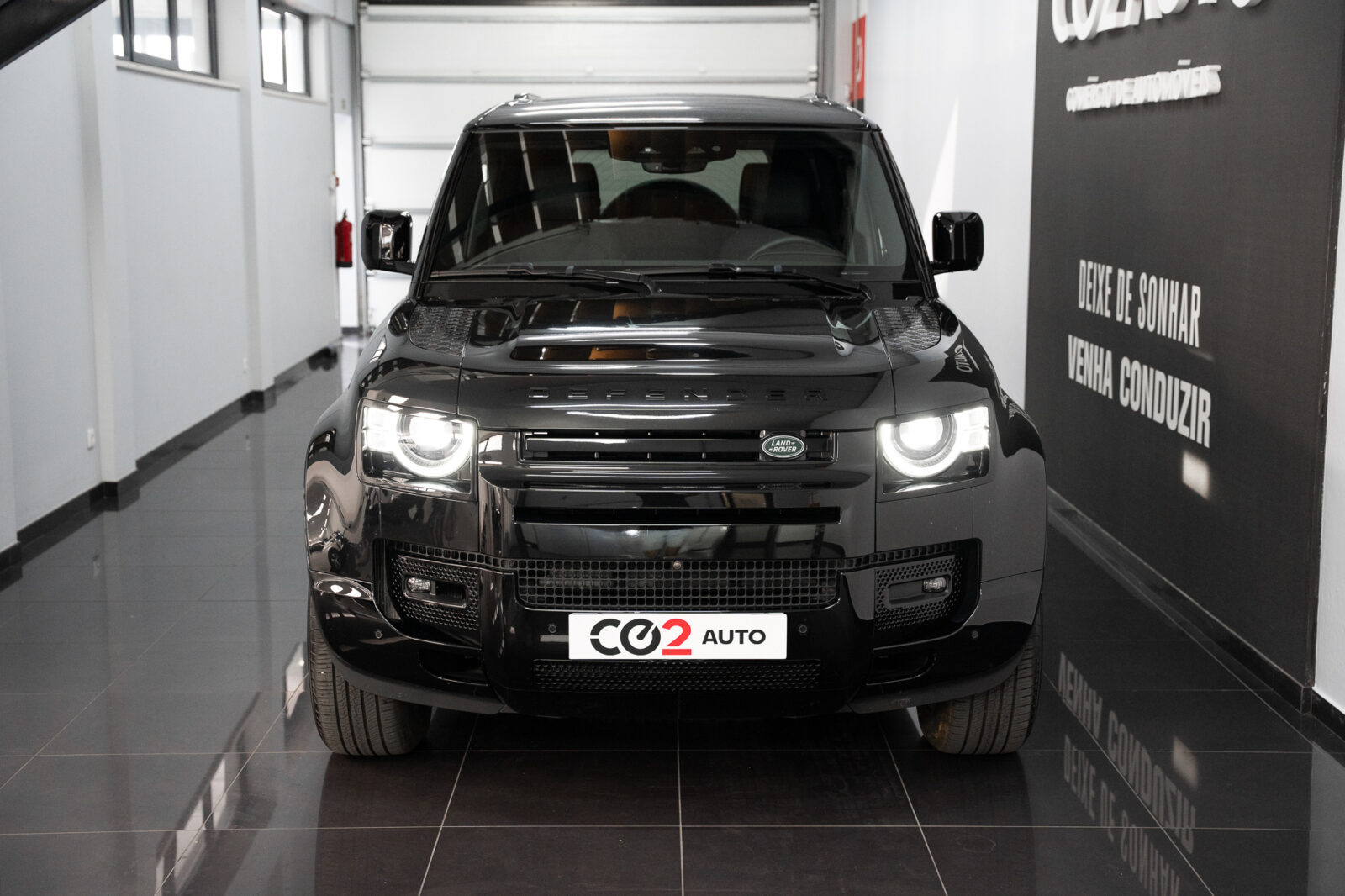 land-rover-defender-2-0-p300e-110-awd-x-dynamic-se-co2-stand-carros-automovel-comprar-pataias-2