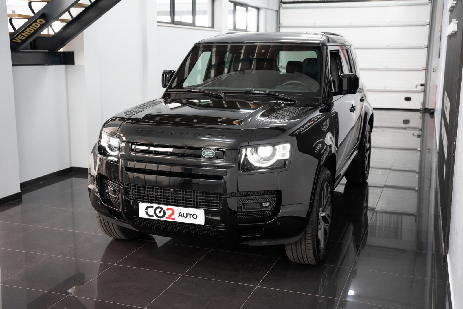 land-rover-defender-2-0-p300e-110-awd-x-dynamic-se-co2-stand-carros-automovel-comprar-pataias-3
