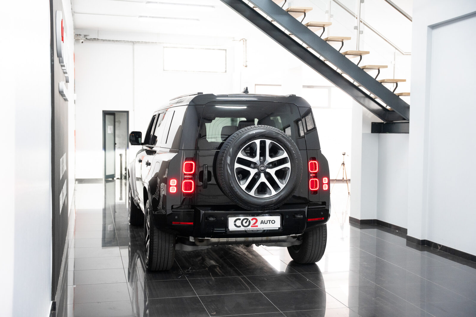 land-rover-defender-2-0-p300e-110-awd-x-dynamic-se-co2-stand-carros-automovel-comprar-pataias-6