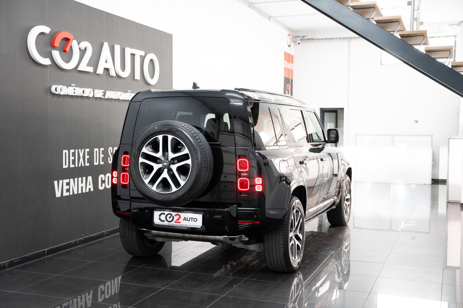 land-rover-defender-2-0-p300e-110-awd-x-dynamic-se-co2-stand-carros-automovel-comprar-pataias-7