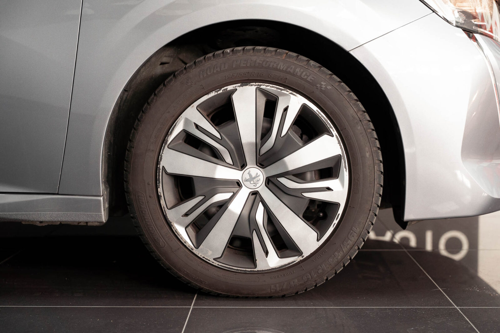 peugeot-208-1.5-bluehdi-100cv-active-stand-carros-automovel-comprar-pataias-44