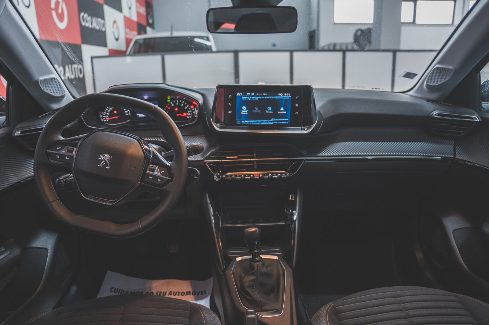 peugeot-208-preto-carros-co2-pataias-stand-25