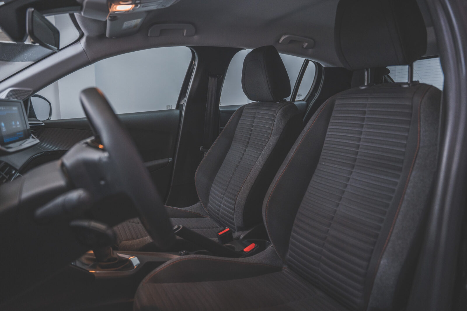 peugeot-208-preto-carros-co2-pataias-stand-30
