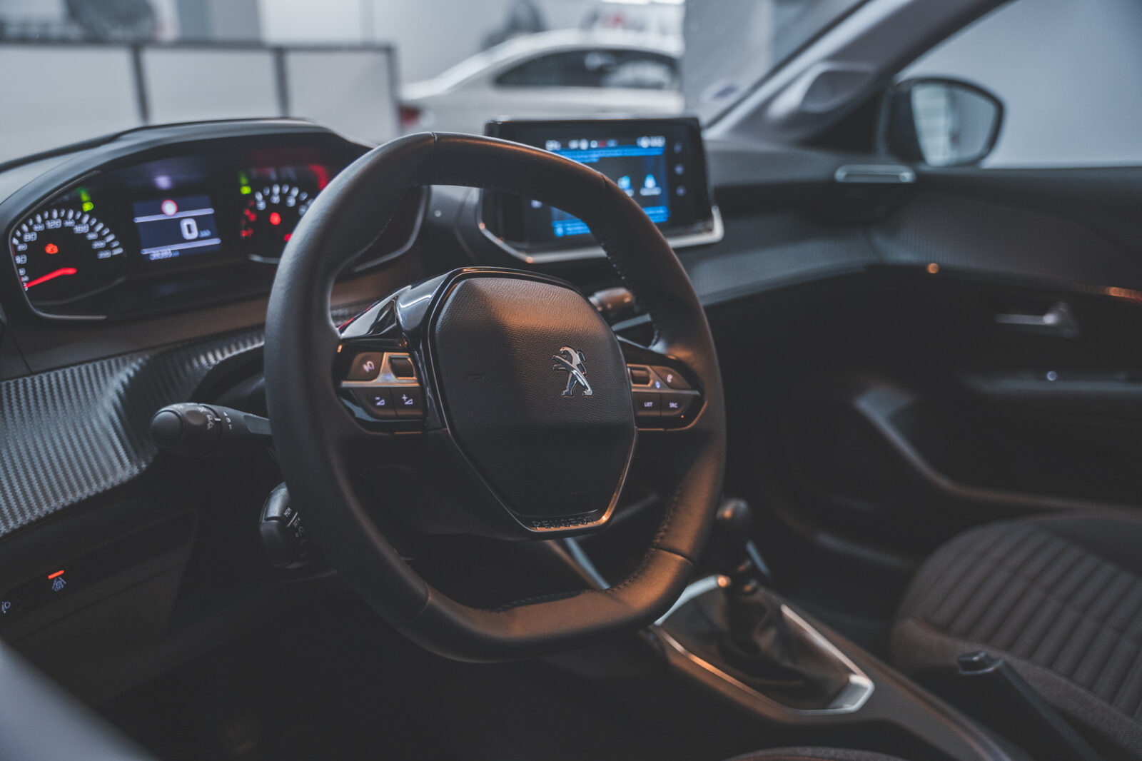 peugeot-208-preto-carros-co2-pataias-stand-33