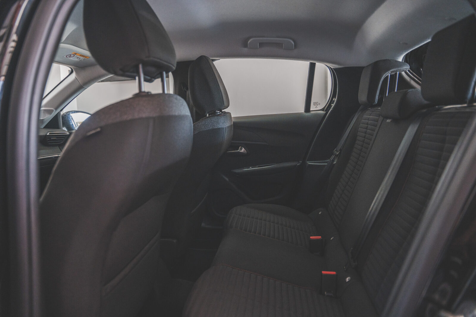 peugeot-208-preto-carros-co2-pataias-stand-44