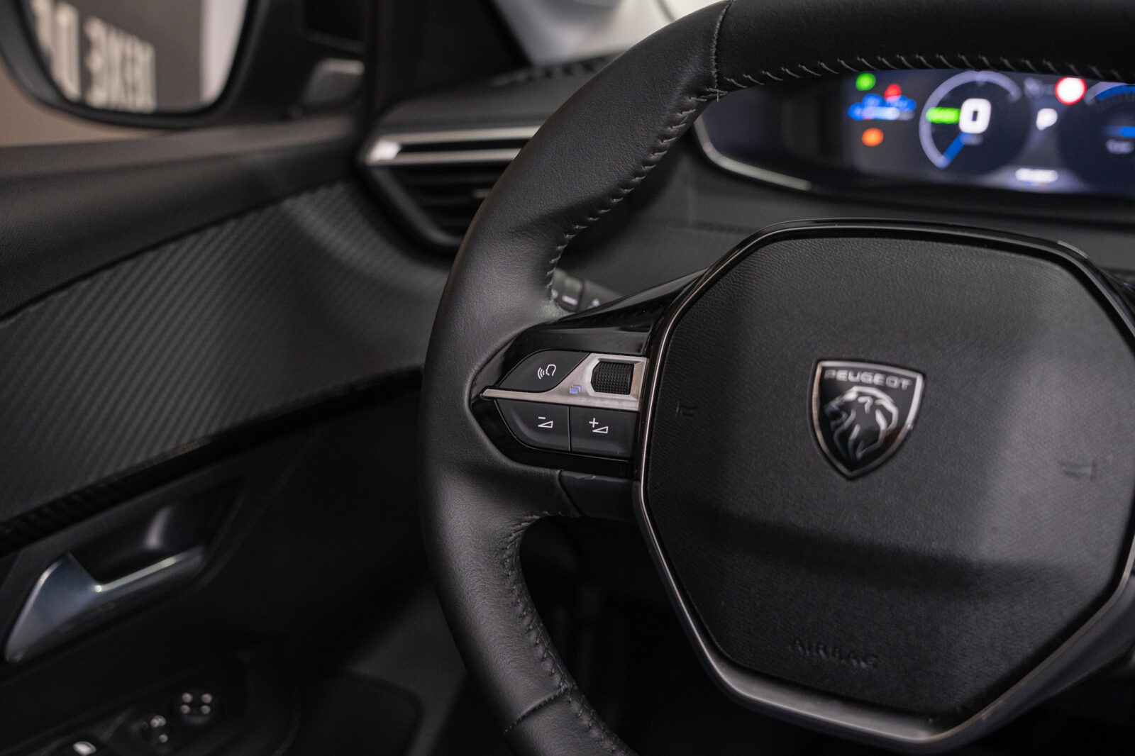 peugeot-e-208-allure-50kwh-electrico-136cv-2025-usado-comprar-stand-co2-auto-pataias-18