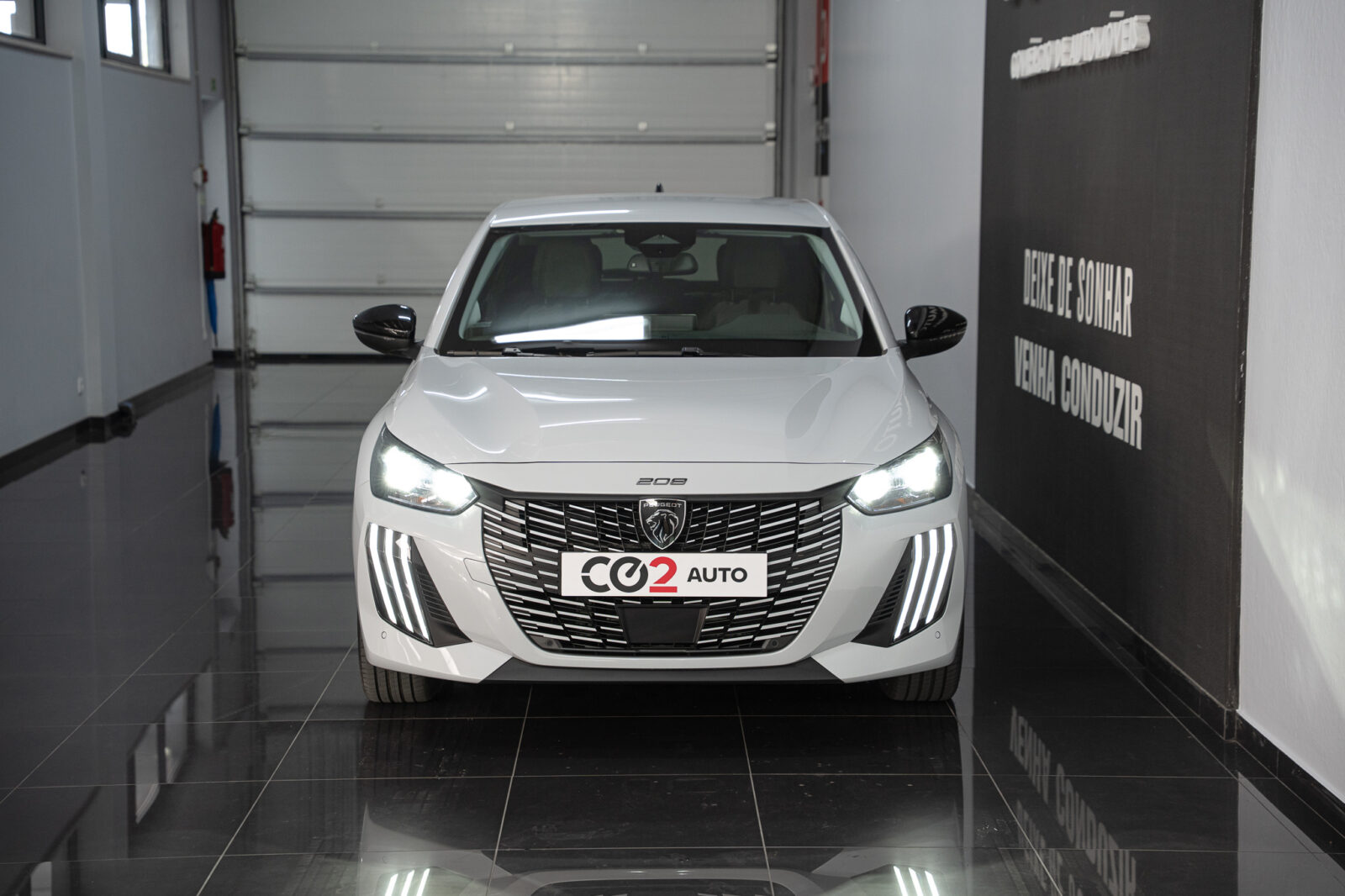 peugeot-e-208-allure-50kwh-electrico-136cv-2025-usado-comprar-stand-co2-auto-pataias-2