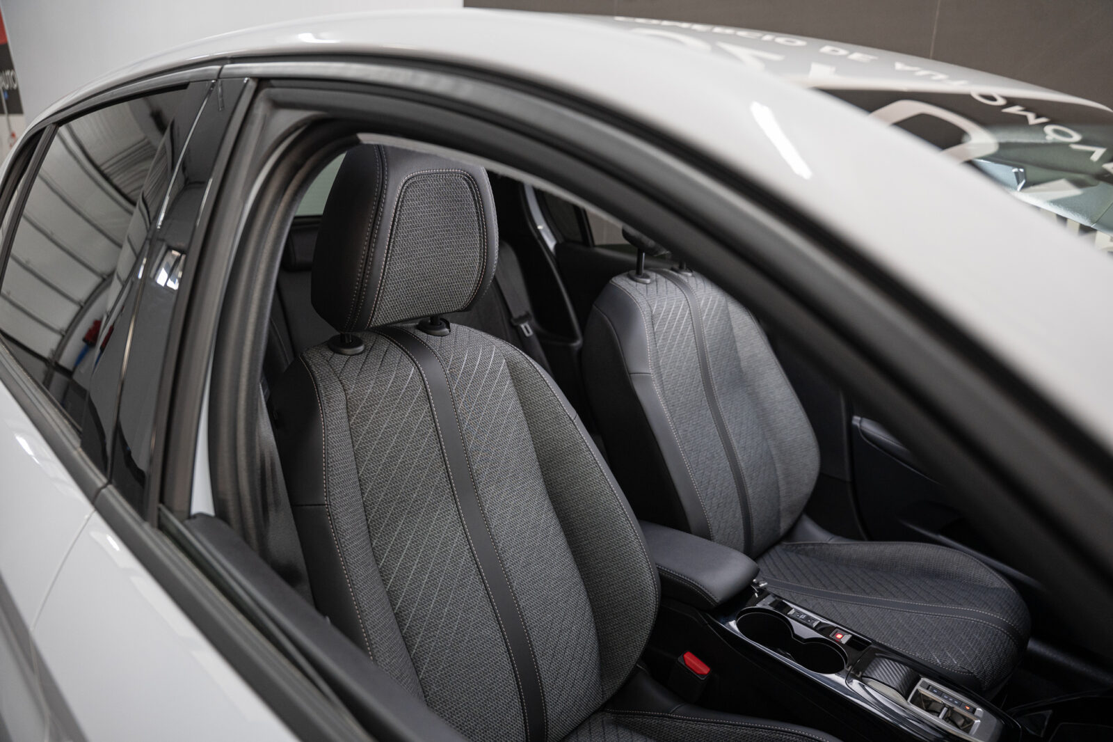 peugeot-e-208-allure-50kwh-electrico-136cv-2025-usado-comprar-stand-co2-auto-pataias-20