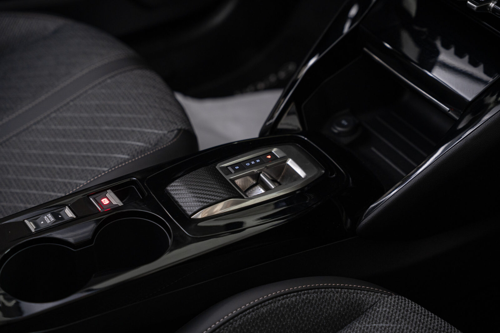 peugeot-e-208-allure-50kwh-electrico-136cv-2025-usado-comprar-stand-co2-auto-pataias-22