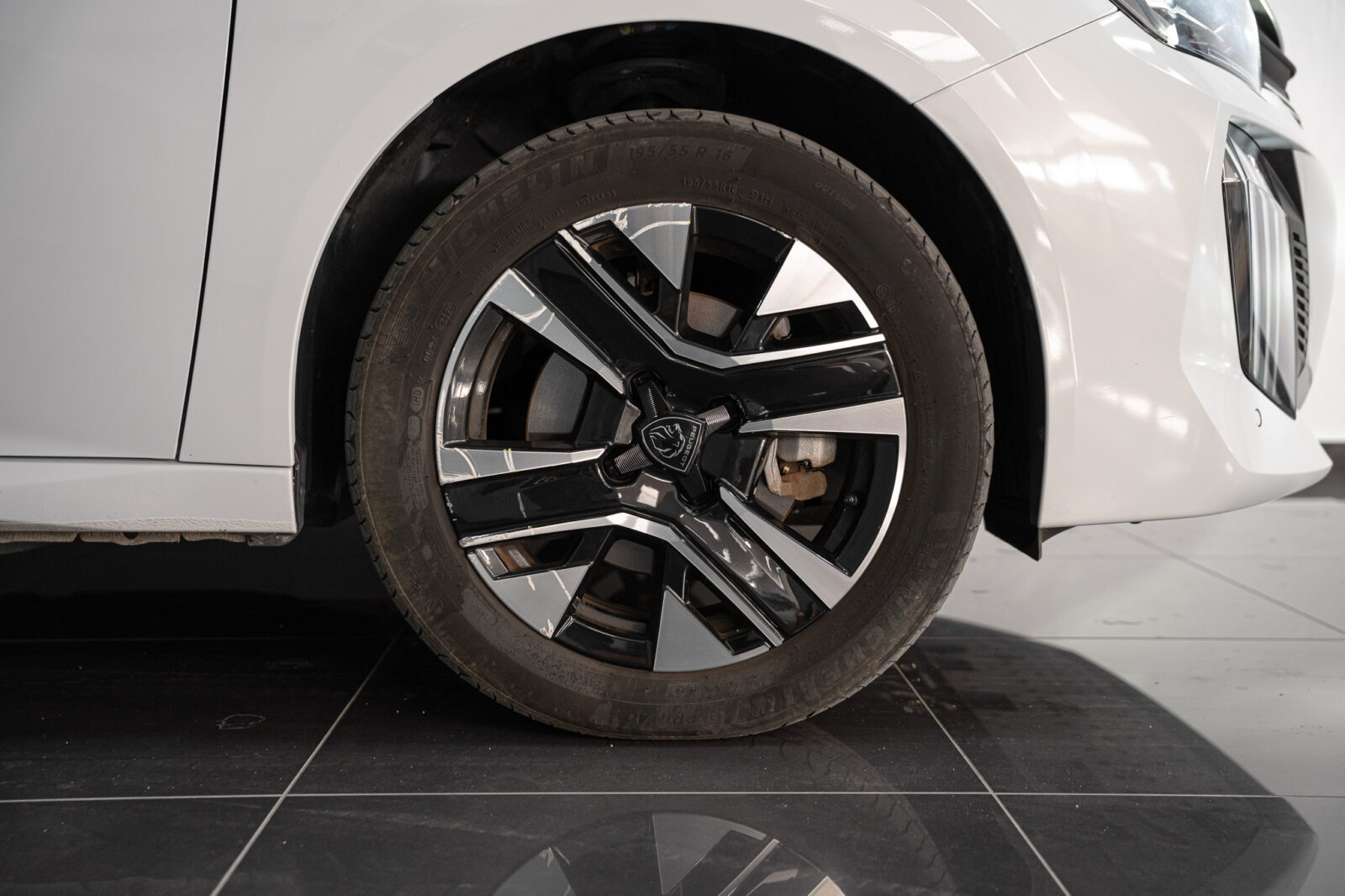 peugeot-e-208-allure-50kwh-electrico-136cv-2025-usado-comprar-stand-co2-auto-pataias-4