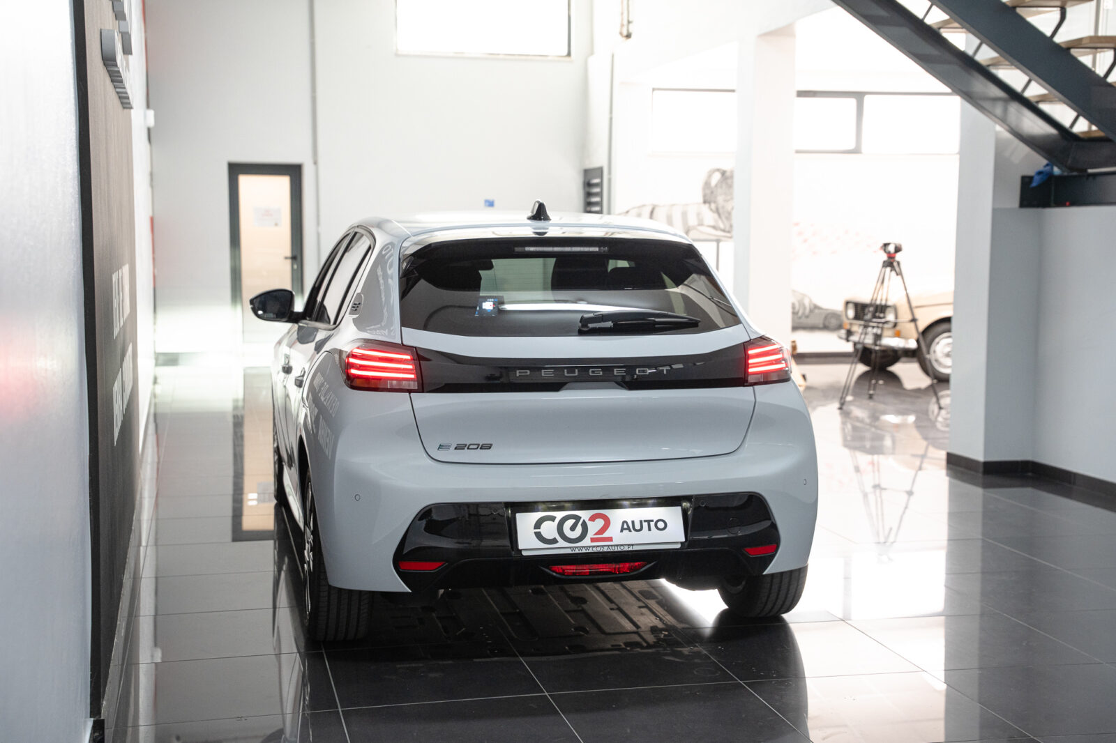 peugeot-e-208-allure-50kwh-electrico-136cv-2025-usado-comprar-stand-co2-auto-pataias-6