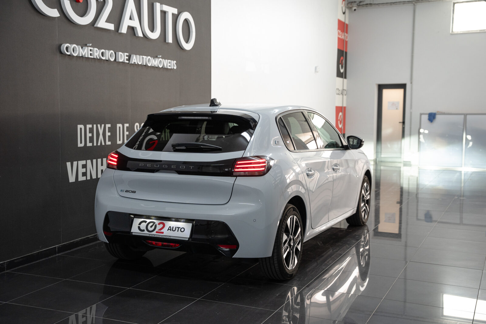 peugeot-e-208-allure-50kwh-electrico-136cv-2025-usado-comprar-stand-co2-auto-pataias-7